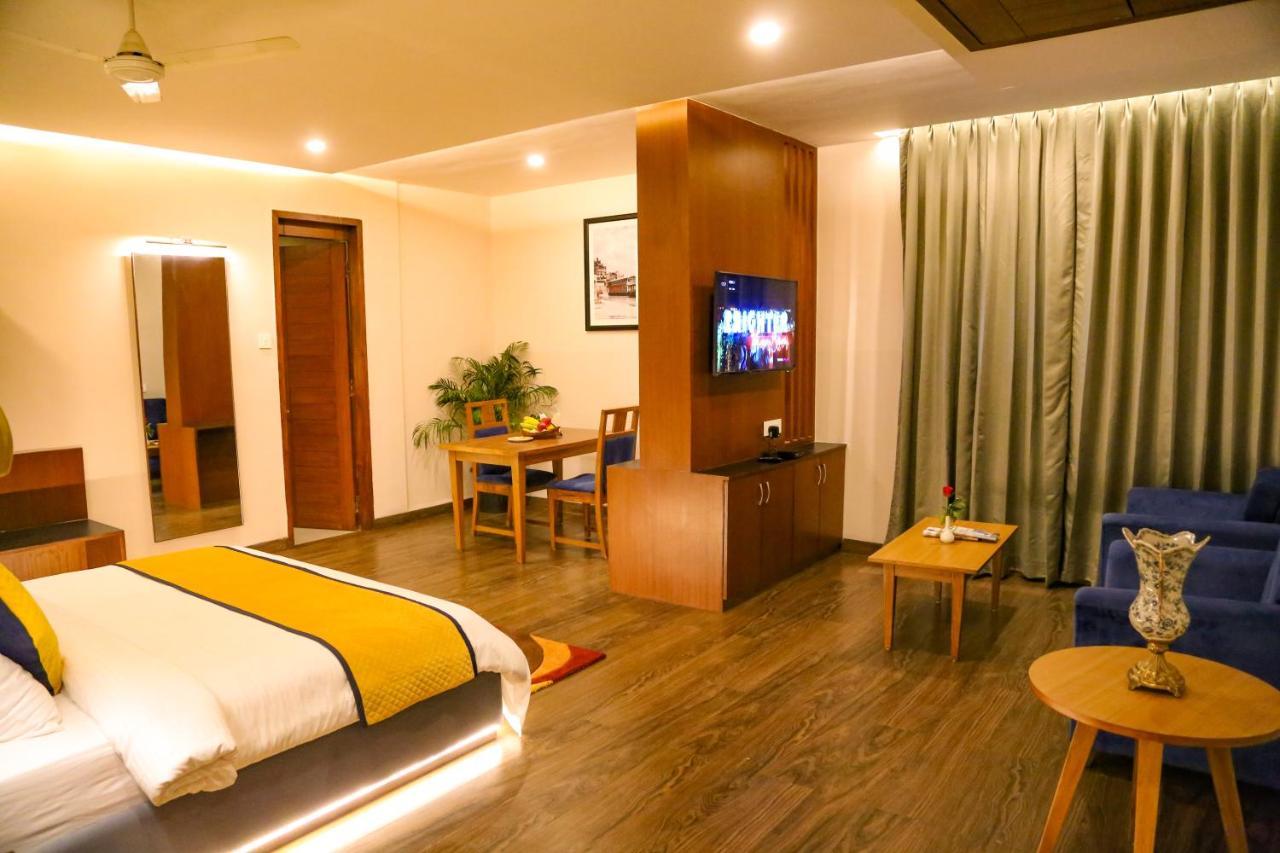 Four Leaf Hotel - Sapphire Blue, バラナシ エクステリア 写真