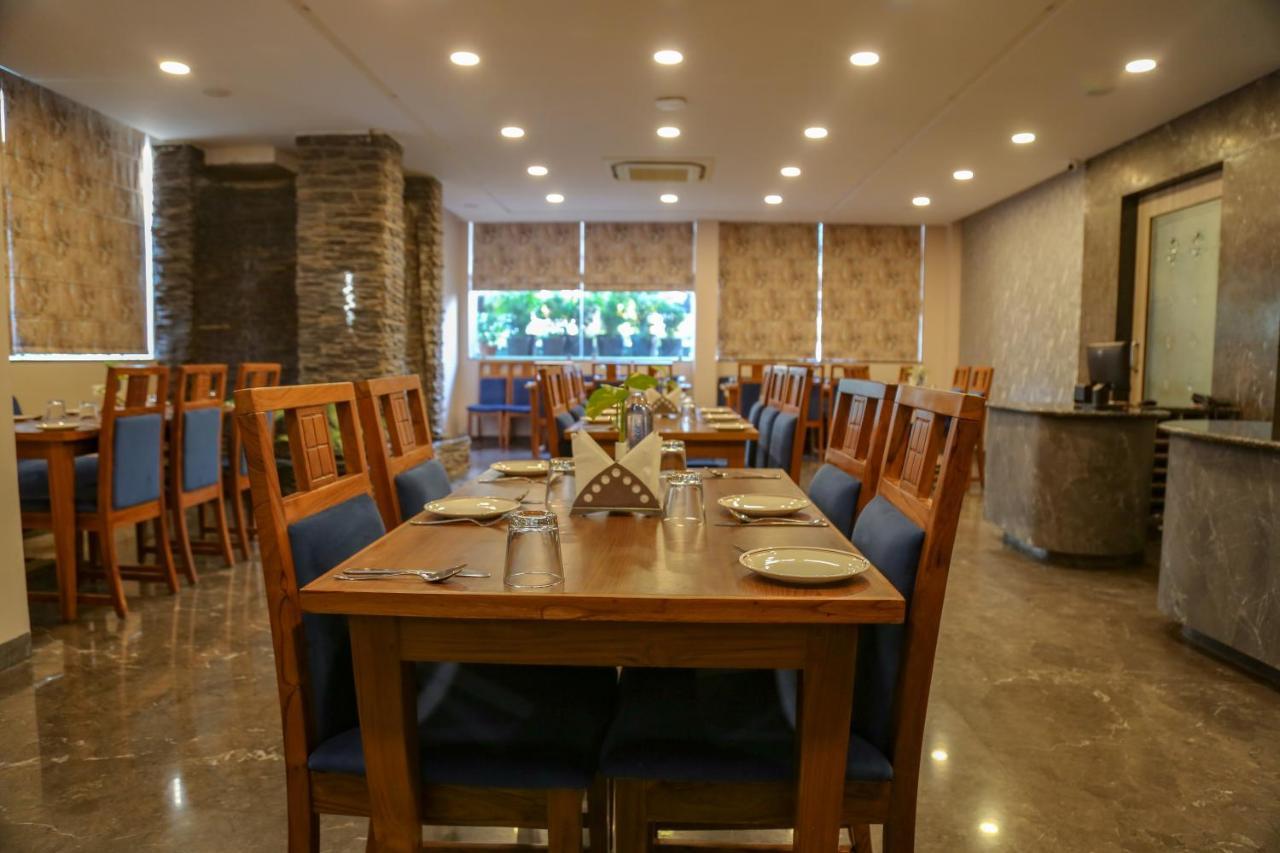 Four Leaf Hotel - Sapphire Blue, バラナシ エクステリア 写真