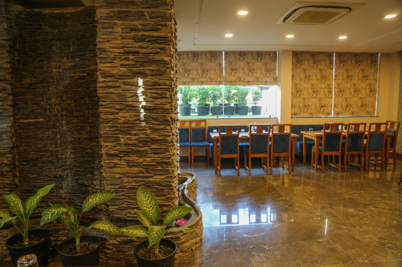Four Leaf Hotel - Sapphire Blue, バラナシ エクステリア 写真